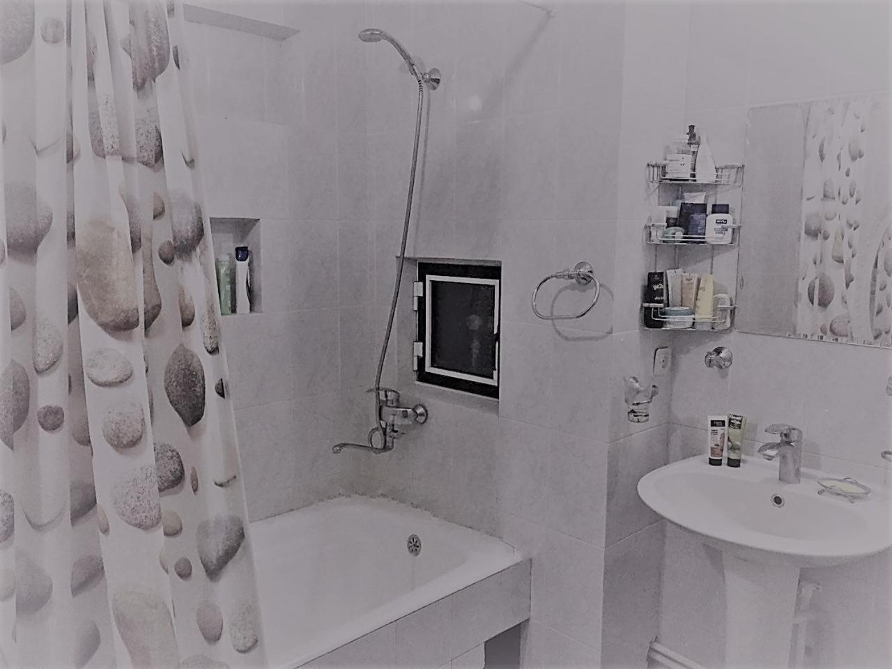 Chung cư 100 m² 3 phòng ngủ, 1 phòng tắm riêng ở Quận Shaykhontohur Tashkent Ngoại thất bức ảnh